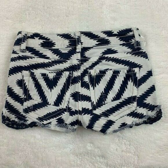 No Boundaries Juniors Shorts Size 1 Navy White Lace Trim - Picture 3 of 3